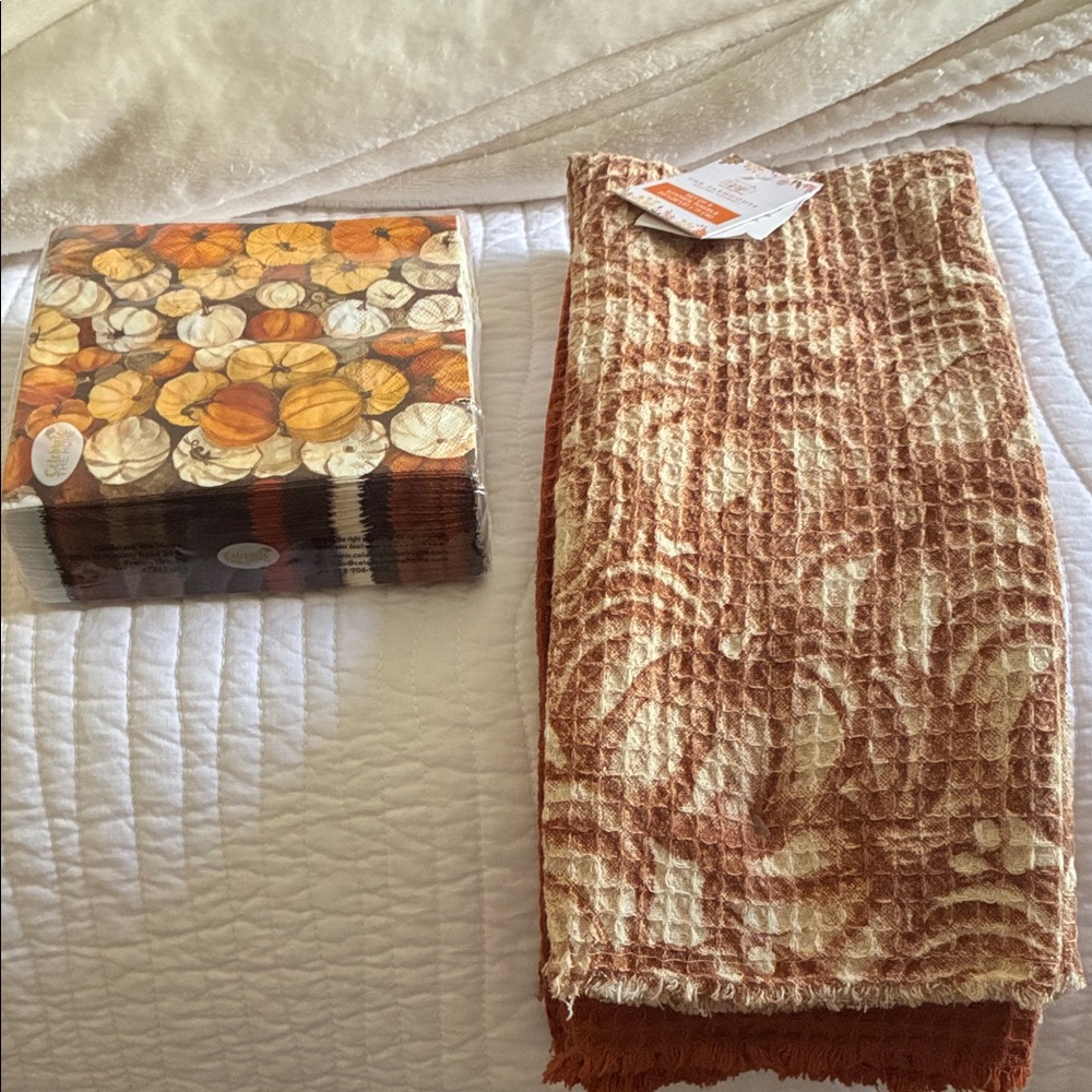 Leaf Patterned Towel Set in Brown and Cream